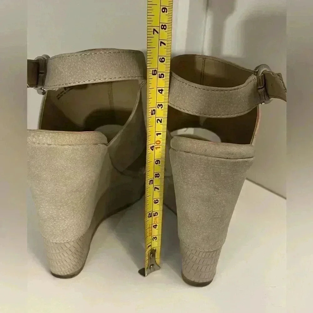 Chinese Laundry Women’s Wedges with back strap. Size 8 neutral. - Picture 3 of 7